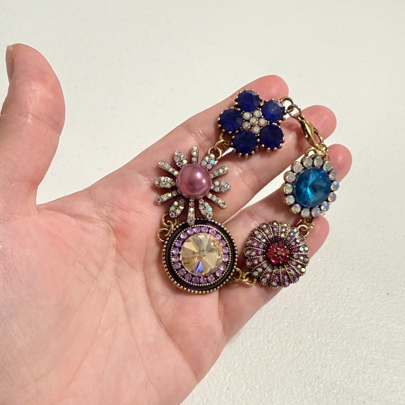 Elegant Multicolor Bracelet with Antique Gold Accents - Picture 2 of 7